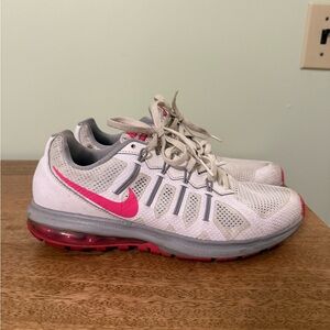 Nike Air Max Dynasty Women's White and Pink Running Shoes size 10